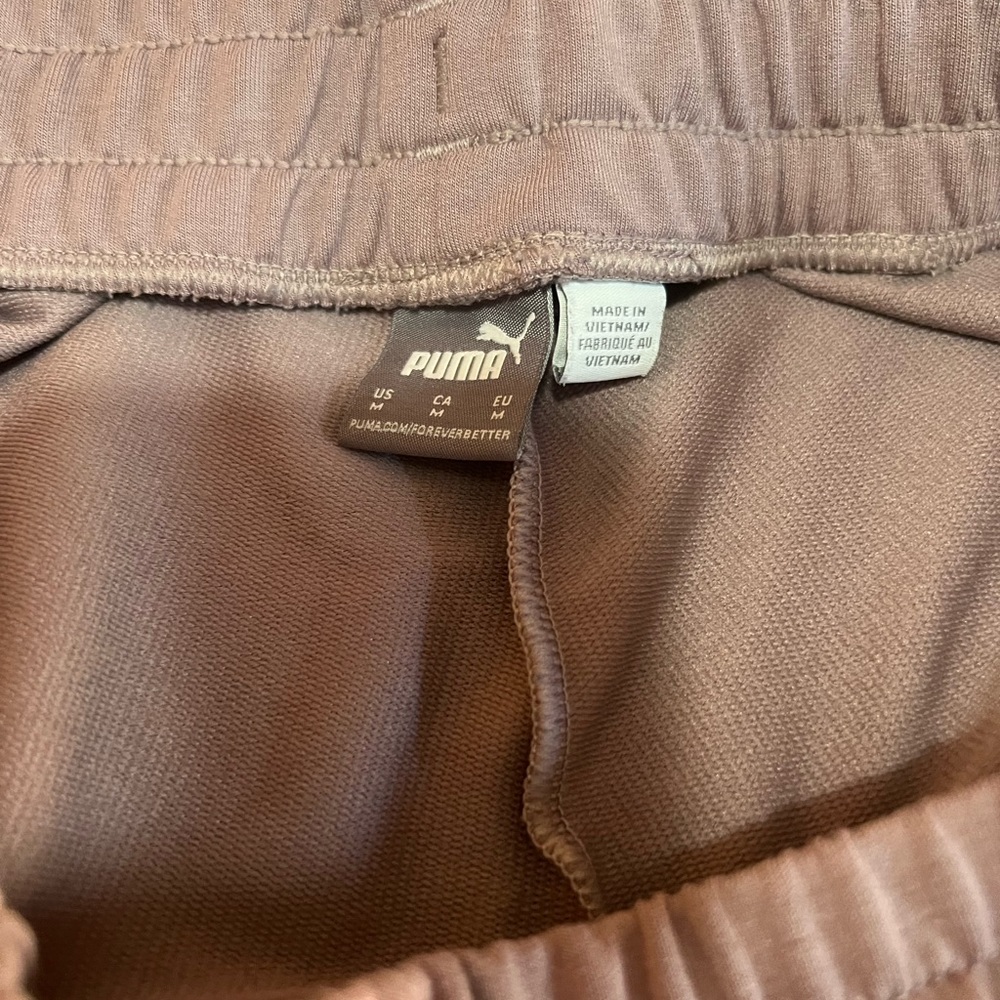 WOMEN’S MEDIUM PUMA SWEAT PANTS IN PINK.